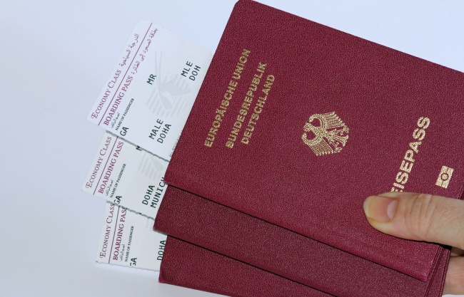 พาสปอร์ตสีเเดง (Red Passport หรือ Burgundy Passport)