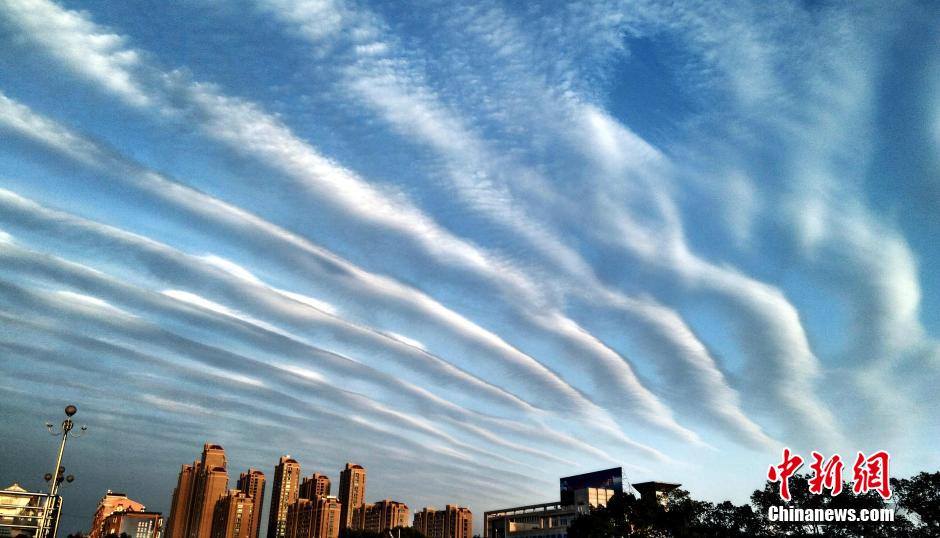 เมฆอัลโตคิวมูลัส พาดผ่านท้องฟ้าที่จีน