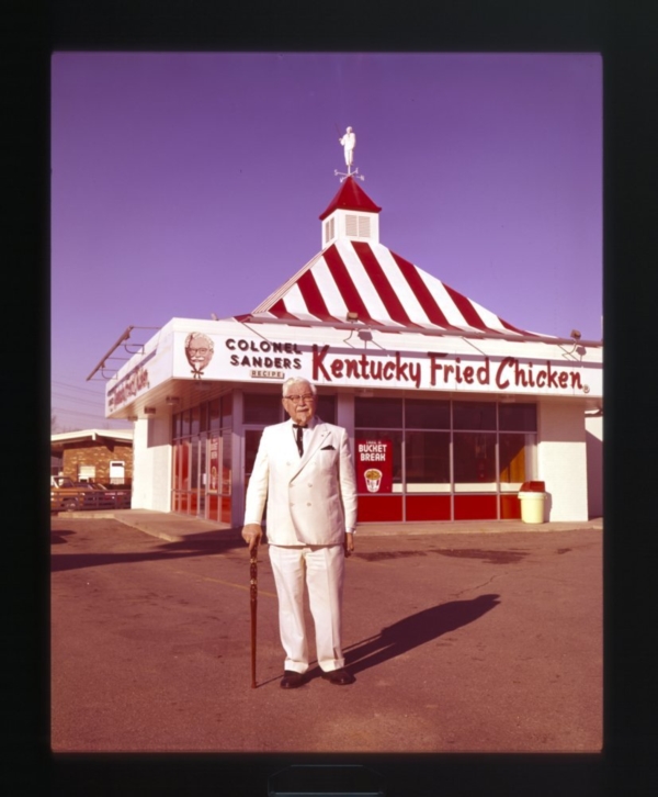 ภาพถ่ายปี 1960 ผู้พันแซนเดอร์สยืนอยู่หน้าร้าน KFC