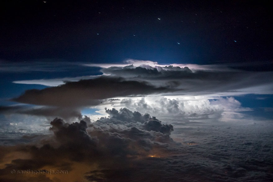 ปรากฏการณ์ธรรมชาติเหนือน่านฟ้า ที่มองเห็นได้จาก "ห้องนักบิน"