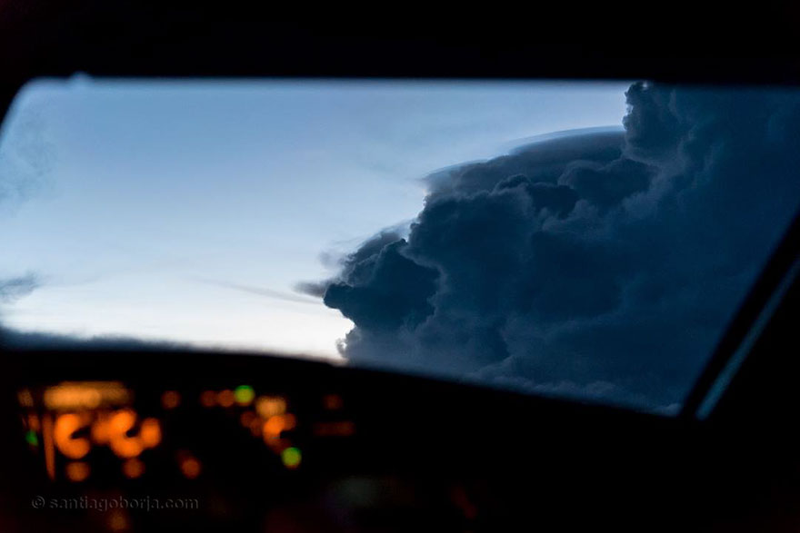 ปรากฏการณ์ธรรมชาติเหนือน่านฟ้า ที่มองเห็นได้จาก "ห้องนักบิน"