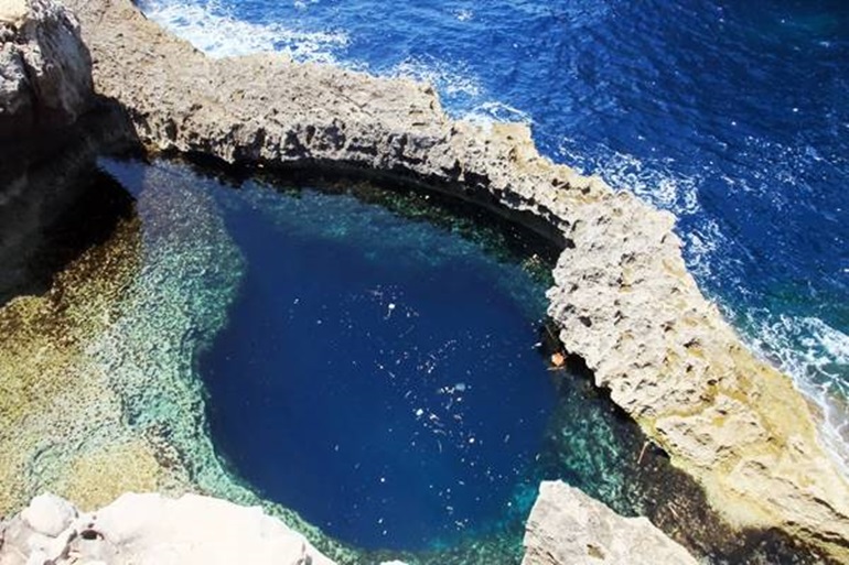 The Blue Hole ประเทศมอลตา สระว่ายน้ำธรรมชาติ