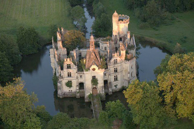 ปราสาทโบราณ La Mothe-Chandeniers Castle