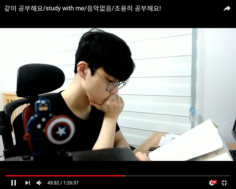 ยูทูปเบอร์หนุ่มเกาหลี อัพคลิป โชว์อ่านหนังสือนานกว่า 7 ชม. แต่คนดูเป็นแสน!!!