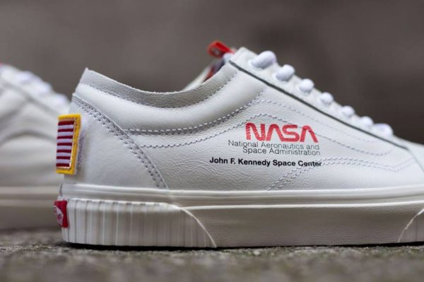 รองเท้า Vans x NASA